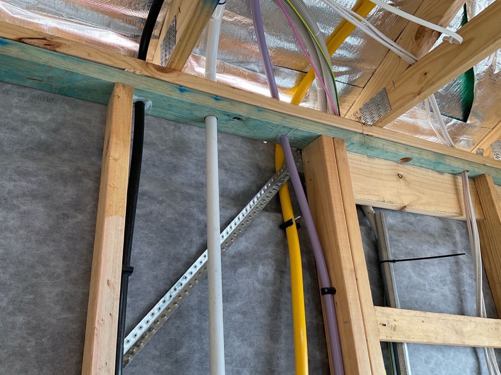 Gas pipes in contact with metal, recorded on a lock-up inspection in Officer, 10 km from Pakenham East